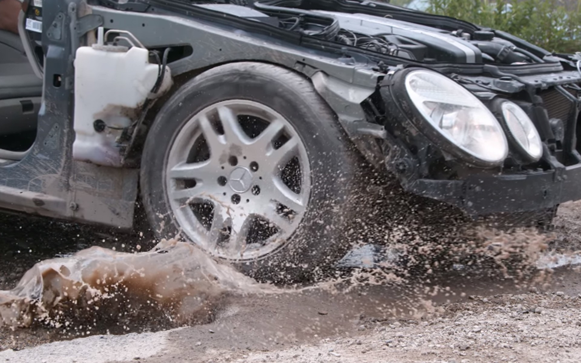 Δες τι παθαίνει το αυτοκίνητό σου όταν πέφτει σε λακκούβες (video)