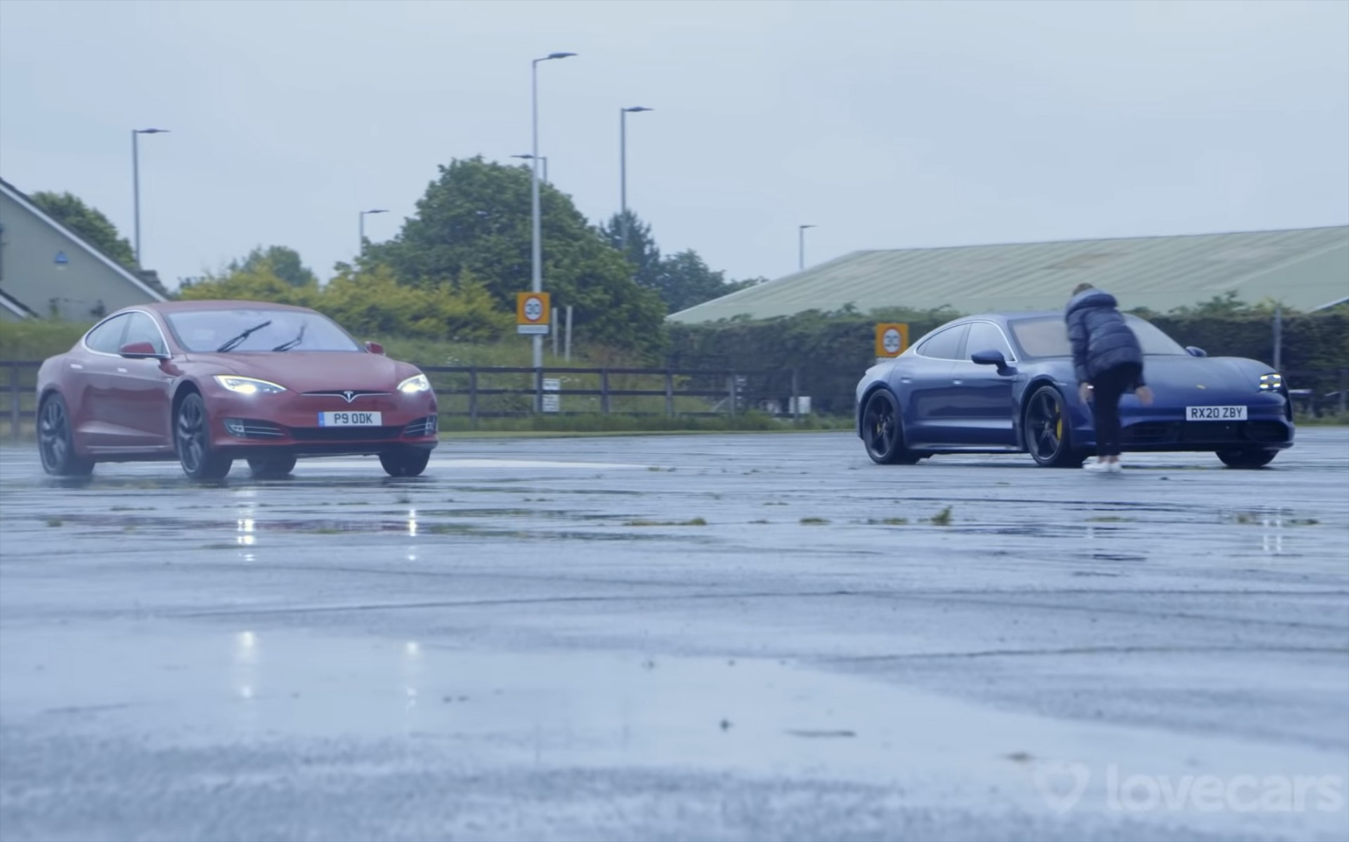 Porsche Taycan Turbo vs Tesla Model S: Πού θα ποντάρατε τα λεφτά σας; (video)