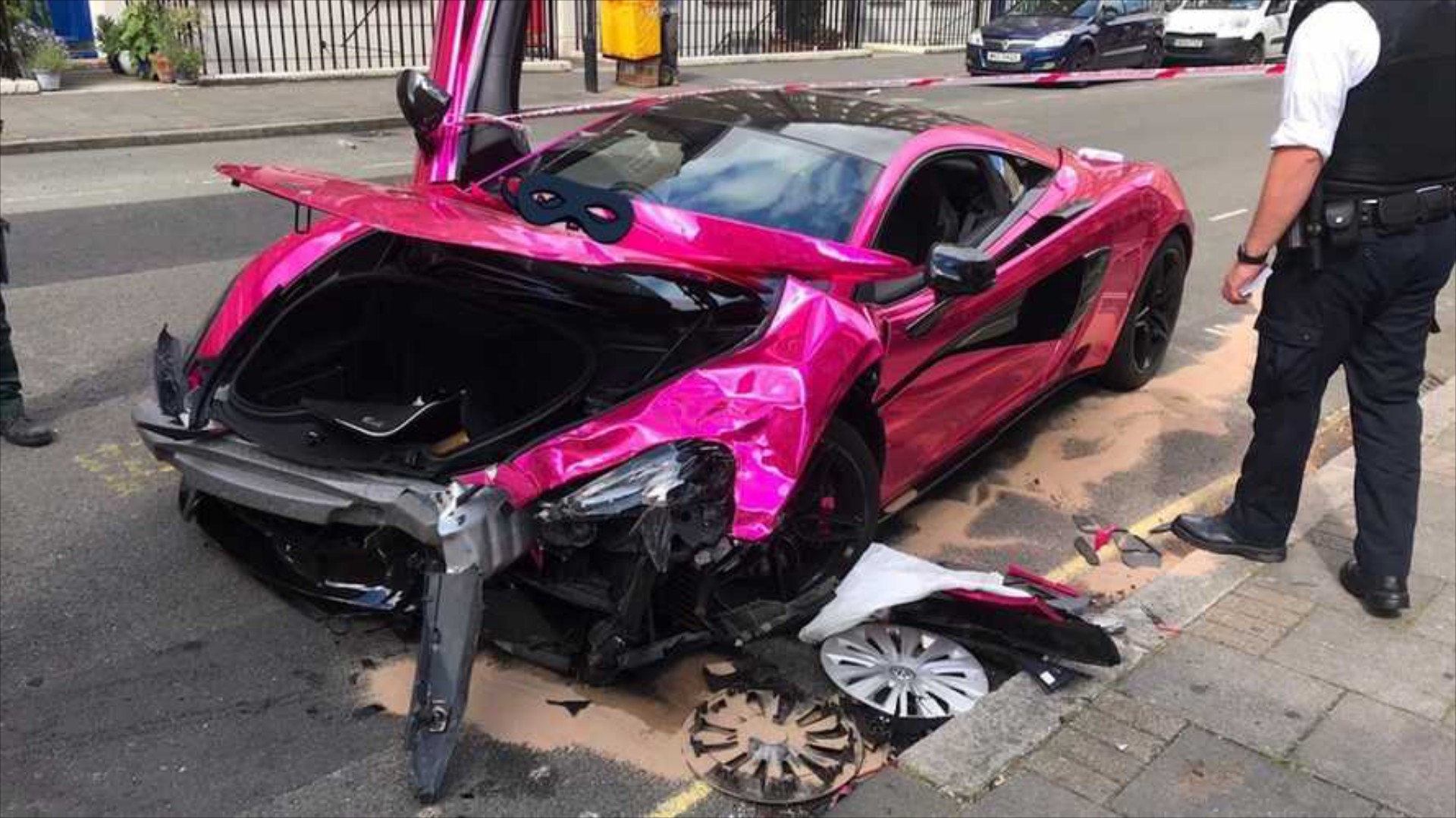 Λονδίνο: Μια ροζ McLaren «τσακώθηκε» με ένα Golf