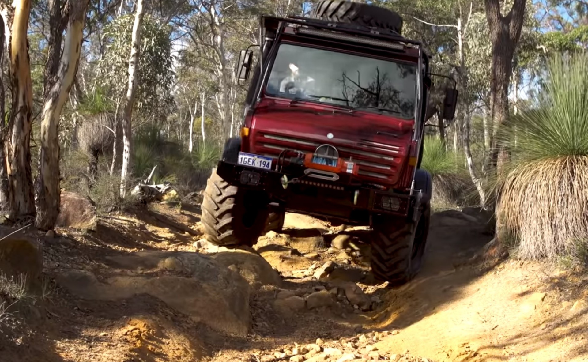 Αυτό το βελτιωμένο Unimog δεν σταματάει πουθενά [Video]