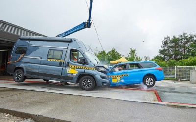 Video: Τι γίνεται αν τρακάρει τροχόσπιτο; Crash test από τον ADAC δείχνει τους κινδύνους
