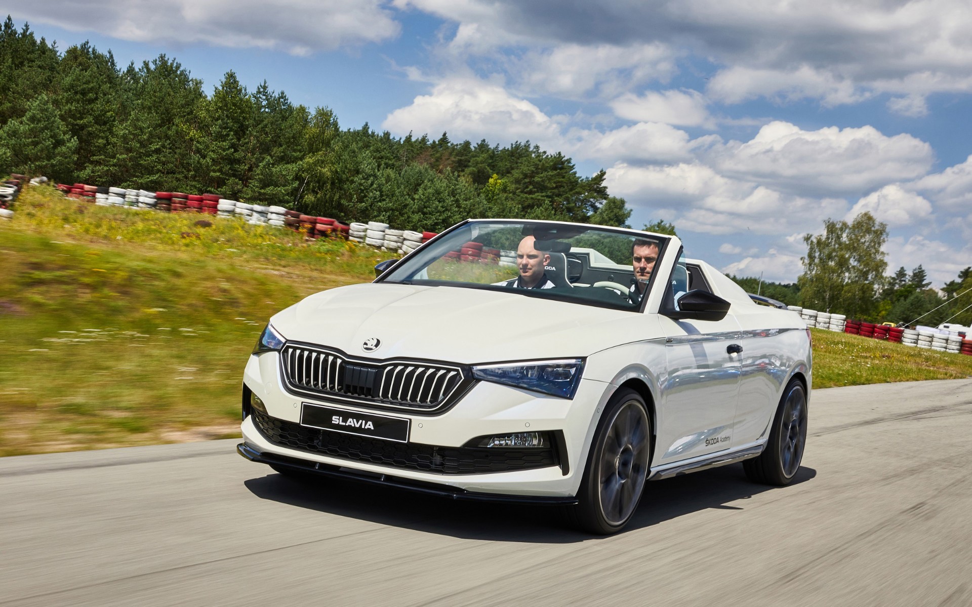 Skoda Slavia: Η διθέσια, κάμπριο έκδοση του Scala