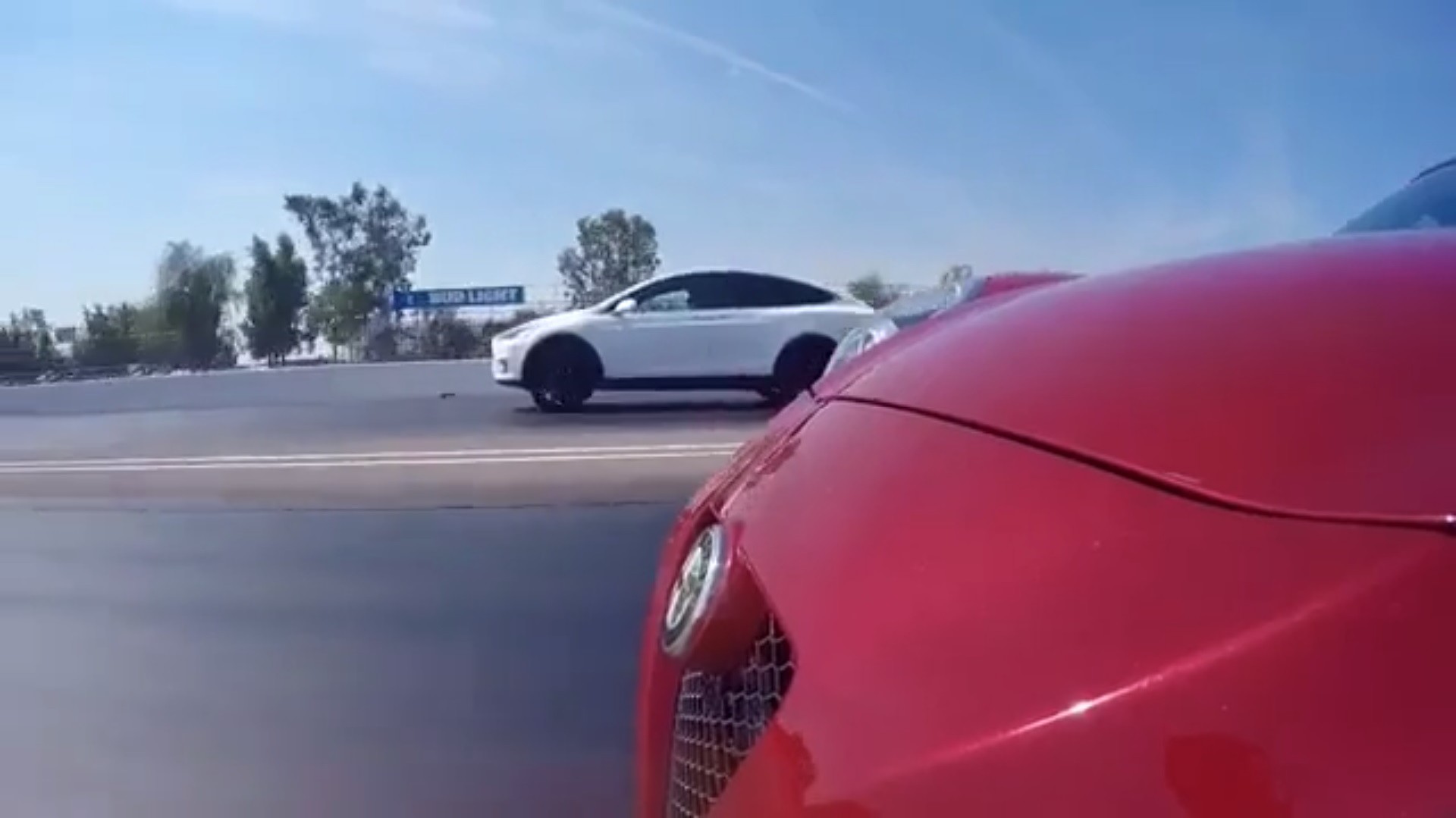Drag Race: Alfa Romeo 4C κόντρα σε Tesla Model X + Alfa Romeo 4C [Video]