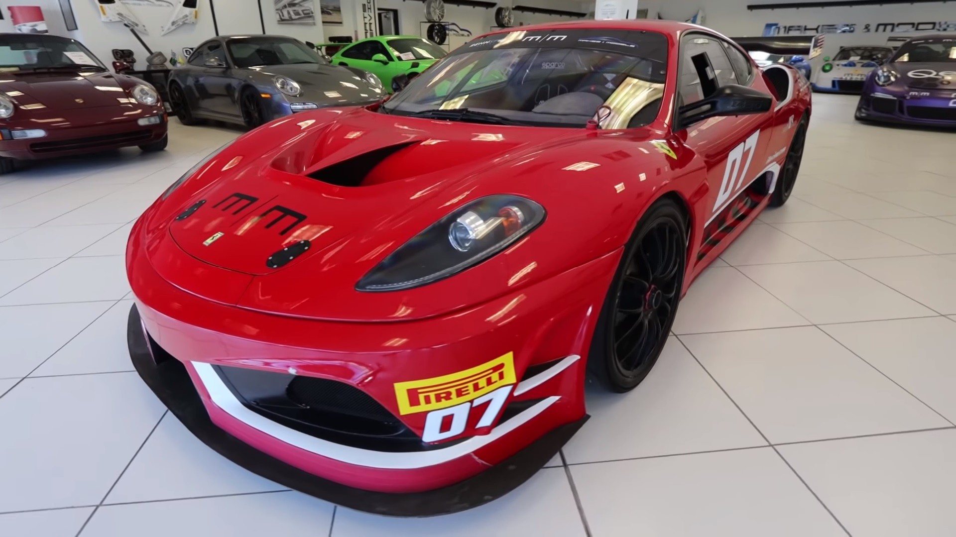 Πήρε μια αγωνιστική Ferrari F430 Challenge για να την έχει ως καθημερινό του αυτοκίνητο... [Video]
