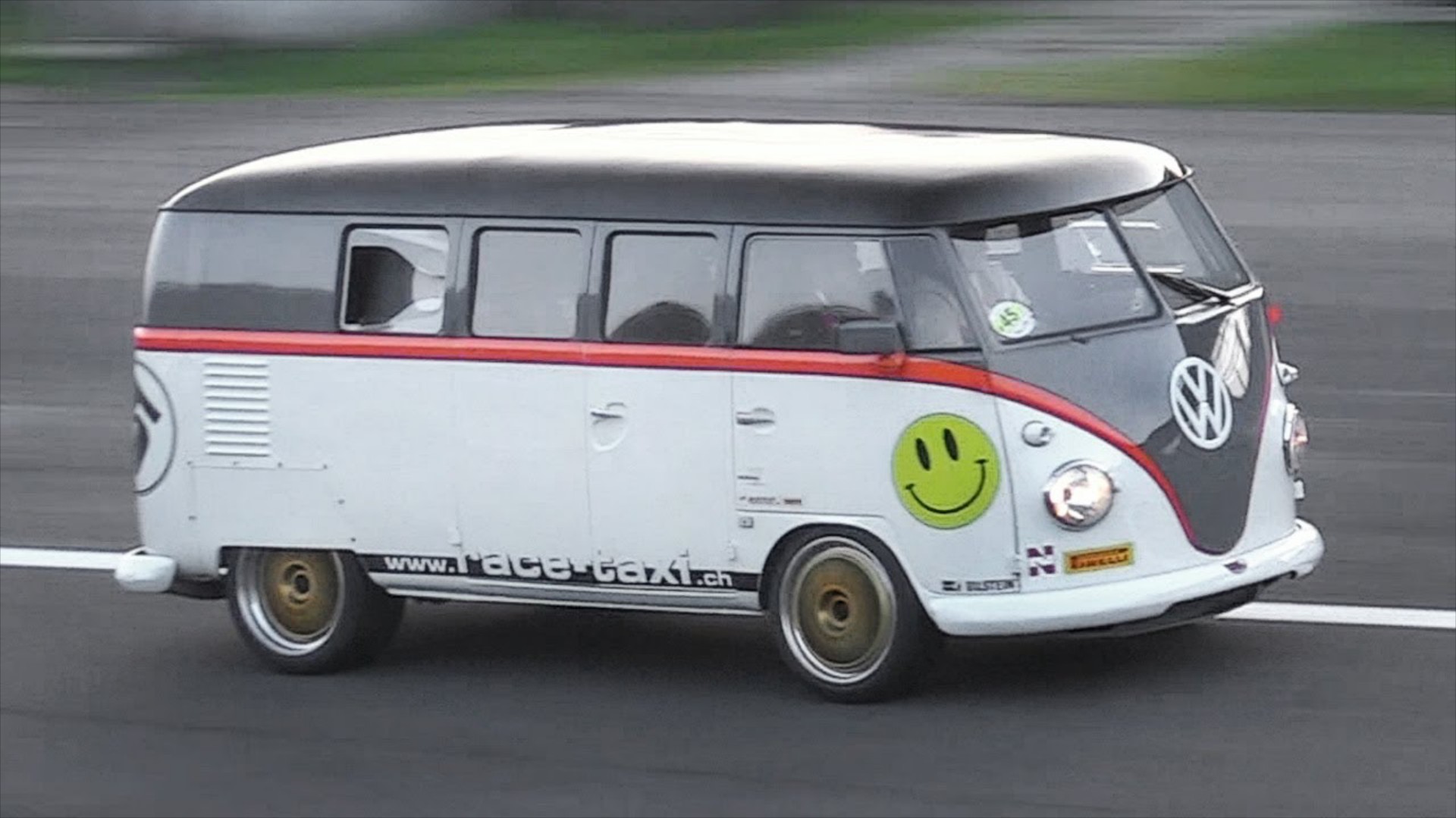 Volkswagen van ταπεινώνει supercars στην πίστα της Μόντζα! [Video]