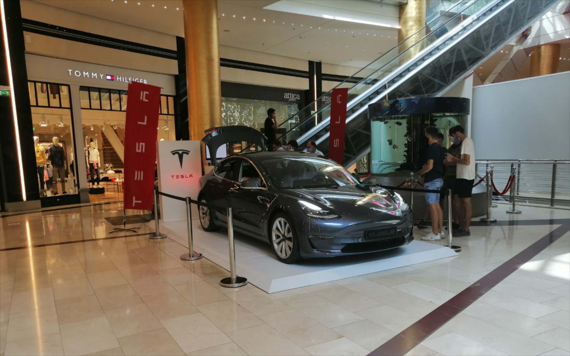 Επισκεφτήκαμε την Tesla ως πελάτες – Πότε αρχίζουν τα test drives