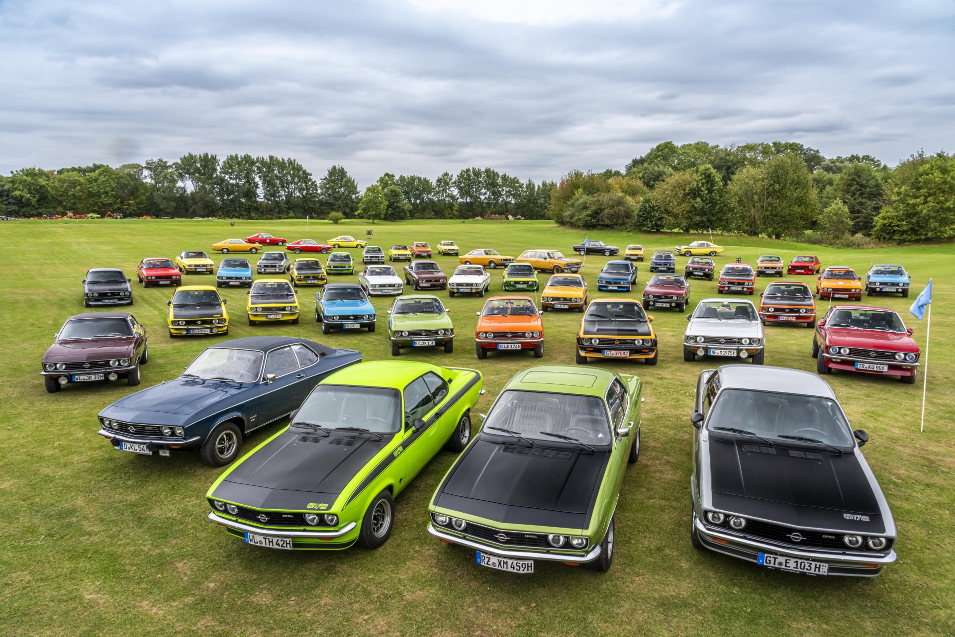 40 αψεγάδιαστα Opel Manta μαζεύτηκαν για να γιορτάσουν τα 50 χρόνια του μοντέλου