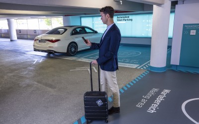 H νέα S-Class παρκάρει ολομόναχη! (video)