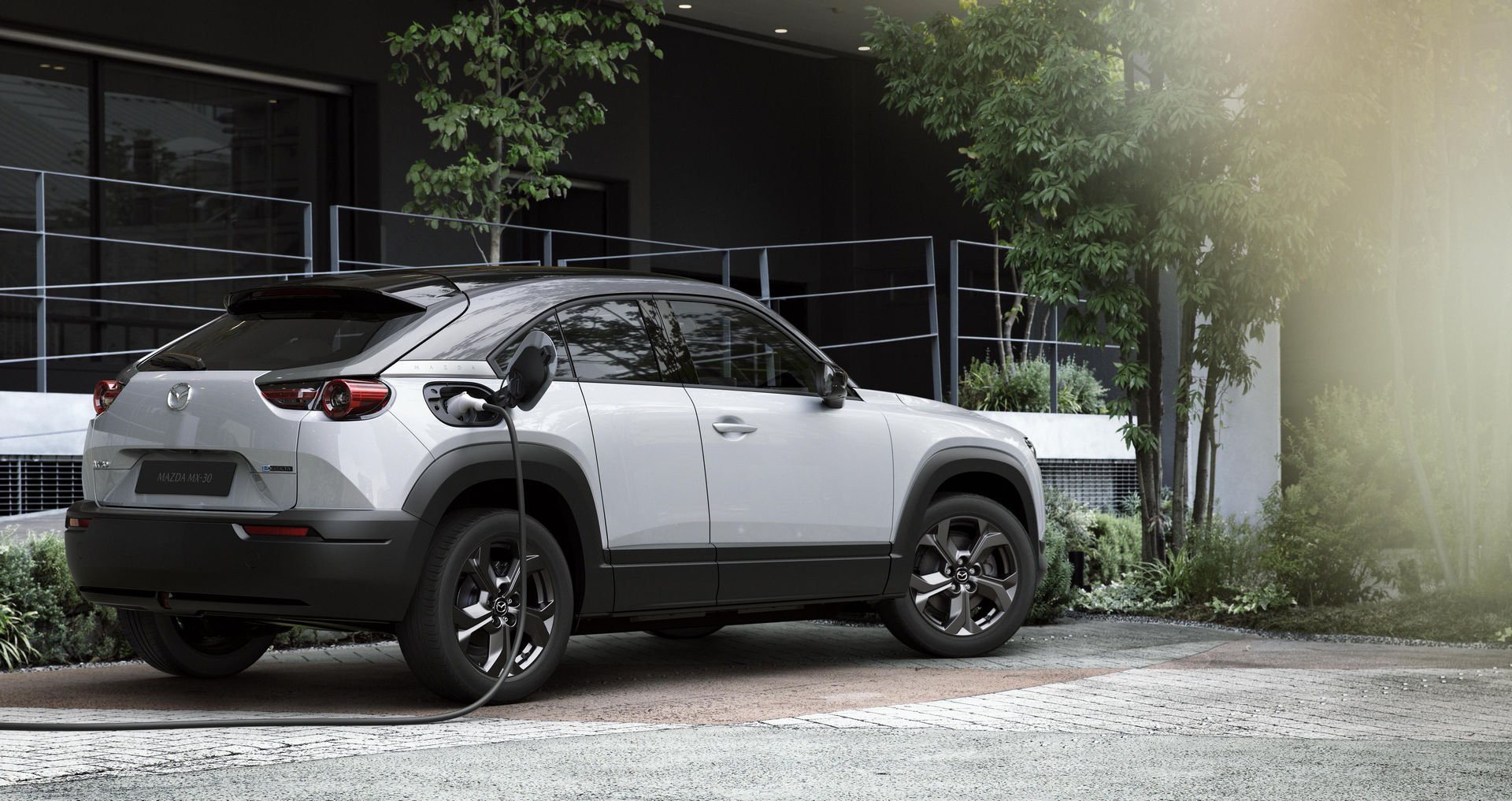 Στο… πλοίο για την Ευρώπη το νέο Mazda MX-30 (video) 