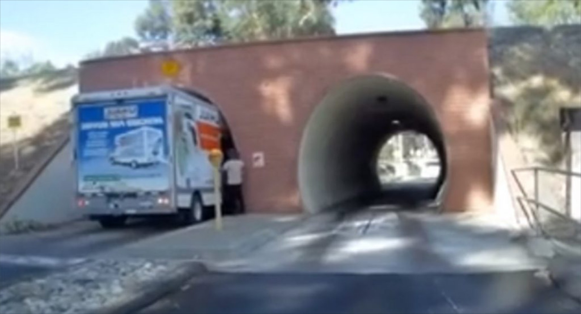 Video: Ουπς! Δεν το υπολόγισε σωστά… 