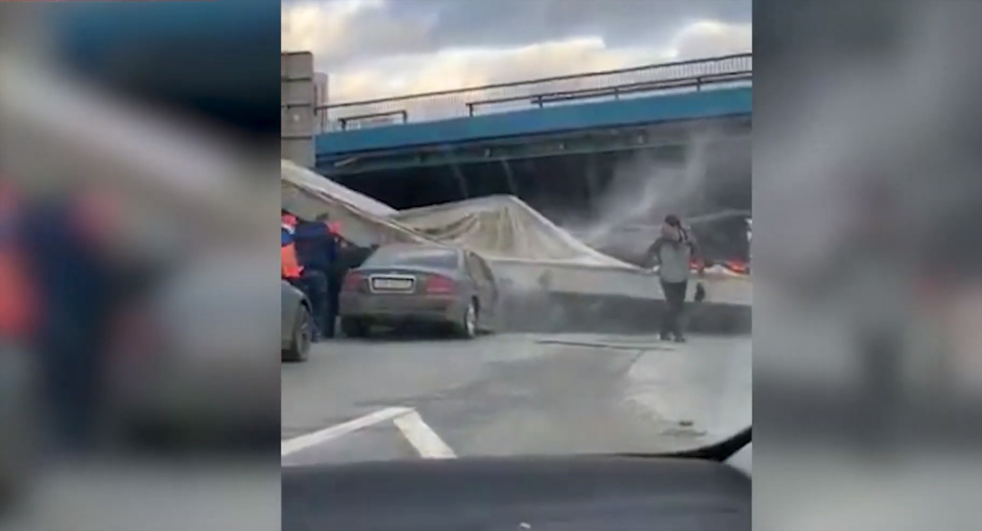 Γέφυρα πέφτει πάνω σε αυτοκίνητο μετά από σύγκρουση με μπετονιέρα [Video]