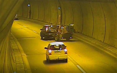 Video: Οδηγός χάνει τον έλεγχο του τρέιλερ μέσα σε ελληνικό τούνελ