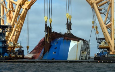 Κόβουν σε… φέτες το πλοίο που έχει μέσα 4.000 αυτοκίνητα (video)