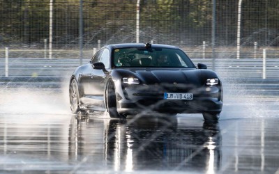 Ο Chris Harris επιχειρεί το μεγαλύτερο drift με Porsche Taycan (video)