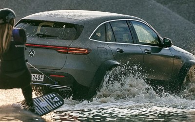 Κάνοντας σκι με το ηλεκτρικό SUV της Mercedes-Benz [video]