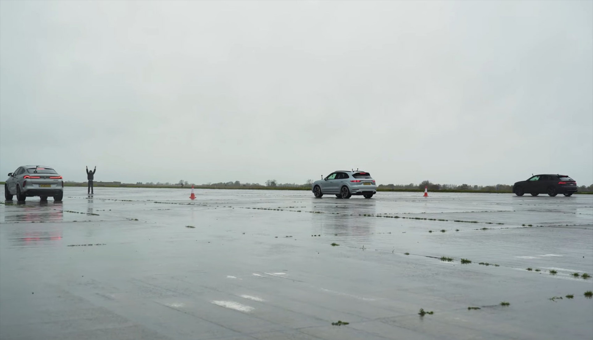 Drag Race: Audi RSQ8 vs BMW X6M vs Porshe Cayenne Turbo S