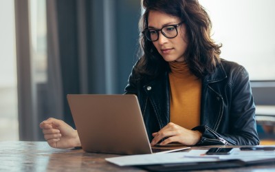 Έκδοση άδειας κυκλοφορίας, μεταβιβάσεις οχημάτων: Ποιες διαδικασίες θα γίνονται ψηφιακά