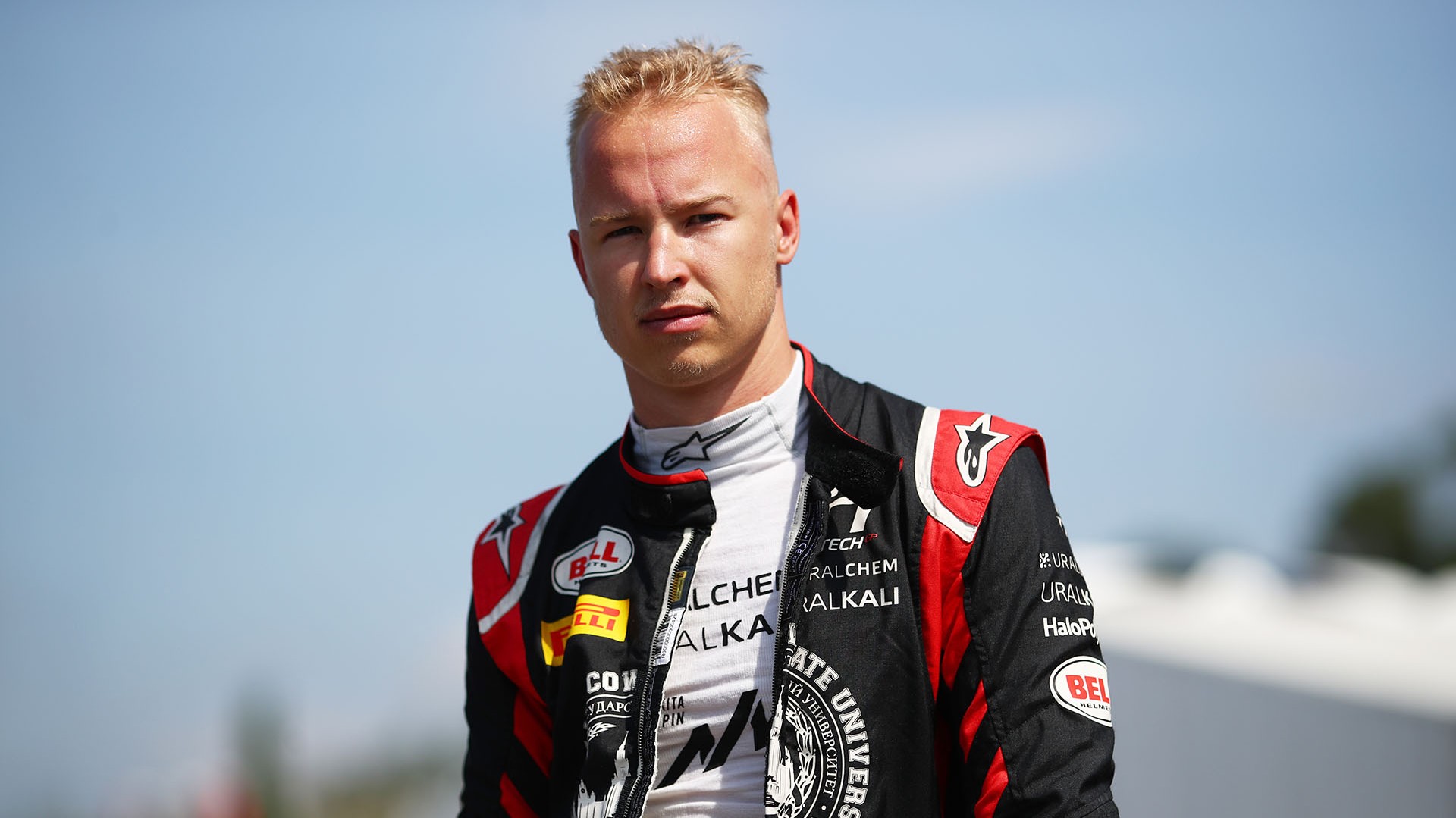 Ανερχόμενος πιλότος της F1 κάνει απρεπή χειρονομία στα social media και καταδικάζεται από την ομάδα του