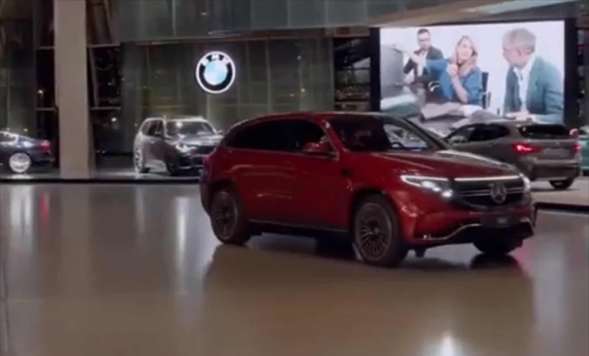 BMW και Mercedes-Benz κάνουν μαζί Χριστούγεννα [Video]