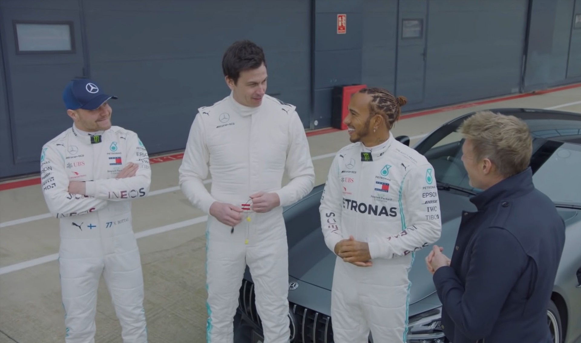 Hamilton και Bottas απέναντι στον Wolff (video)