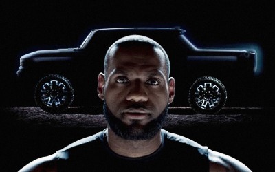 O LeBron James αποκαλύπτει το νέο Hummer EV! (video)