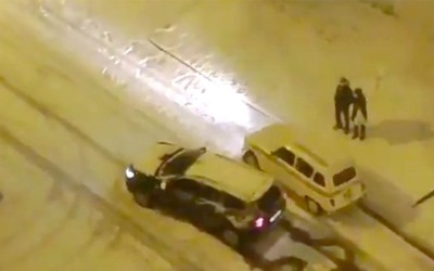 Dacia Duster εναντίον Renault 4L στα χιόνια: Ποιο κερδίζει; [Video]