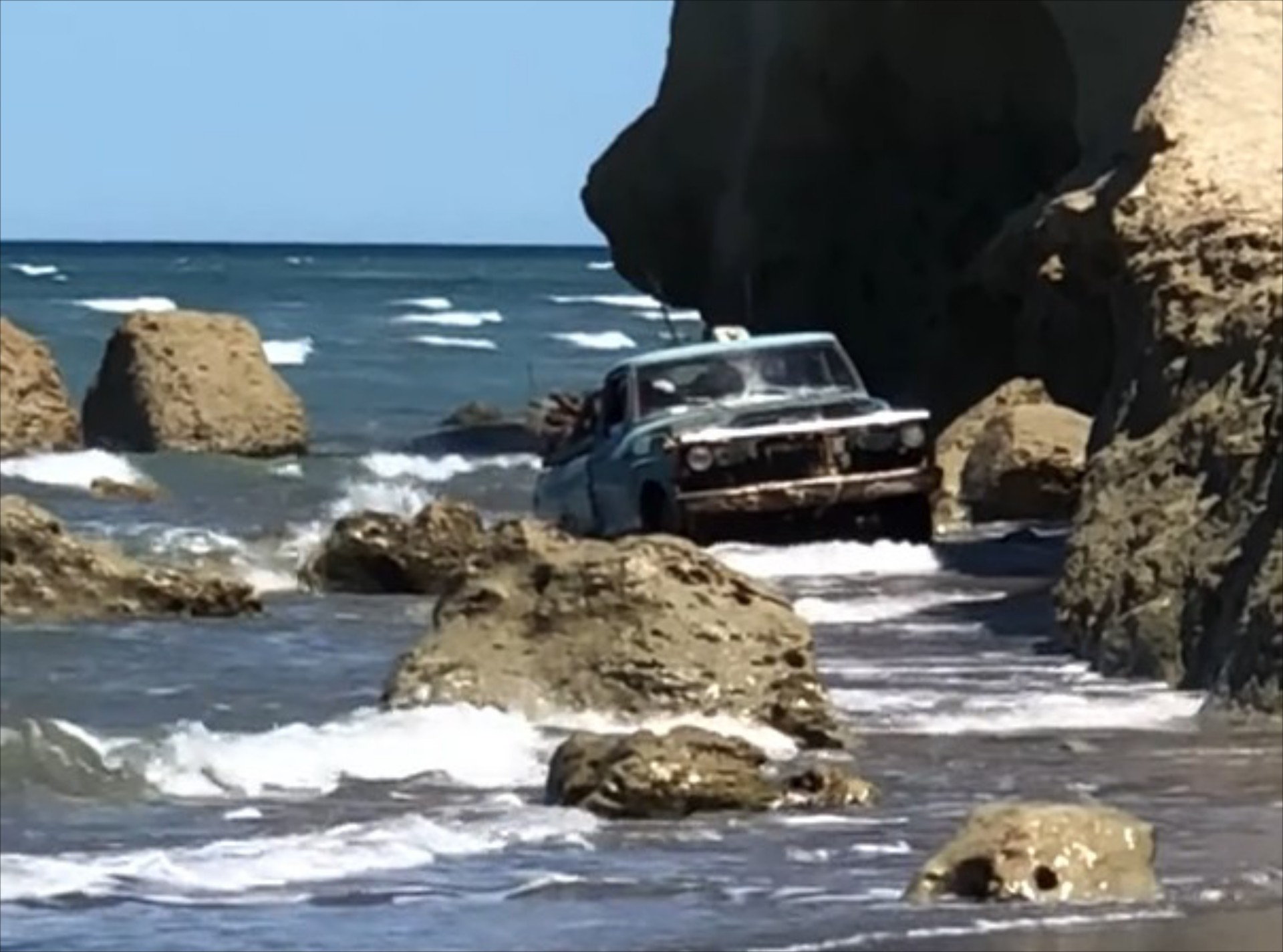 Παμπάλαιο Ford pick up ξεπροβάλλει από τη θάλασσα [Video]