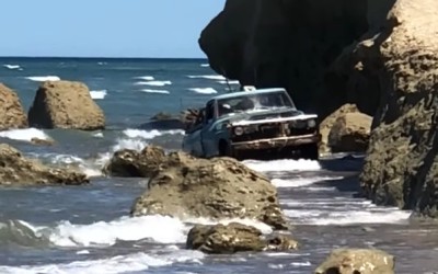 Παμπάλαιο Ford pick up ξεπροβάλλει από τη θάλασσα [Video]