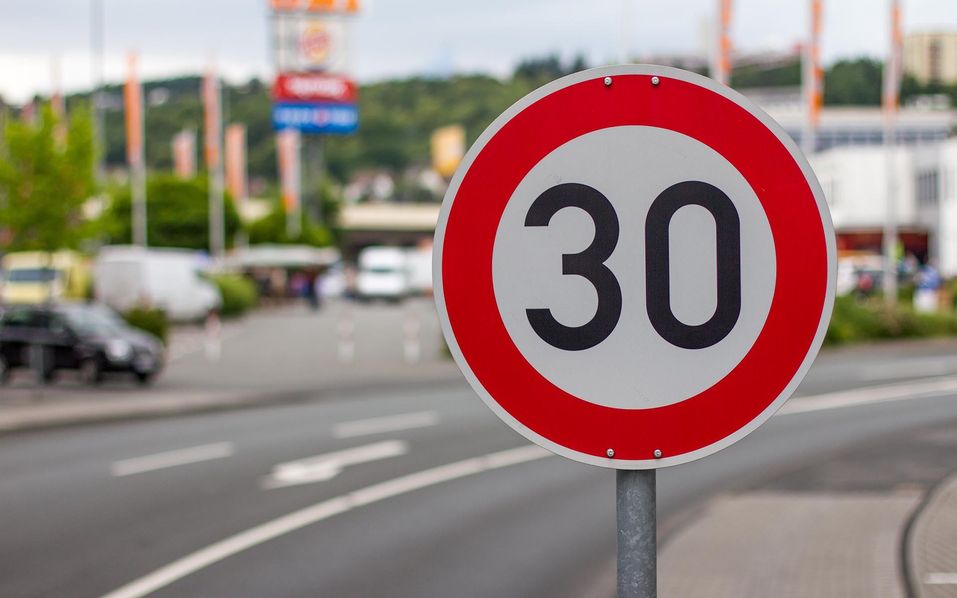 Πέφτει στα 30 km/h το όριο ταχύτητας στις πόλεις