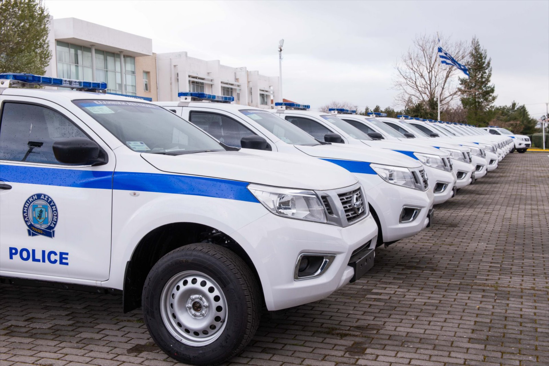 53 Nissan Navara στη διάθεση της Ε.Α. 