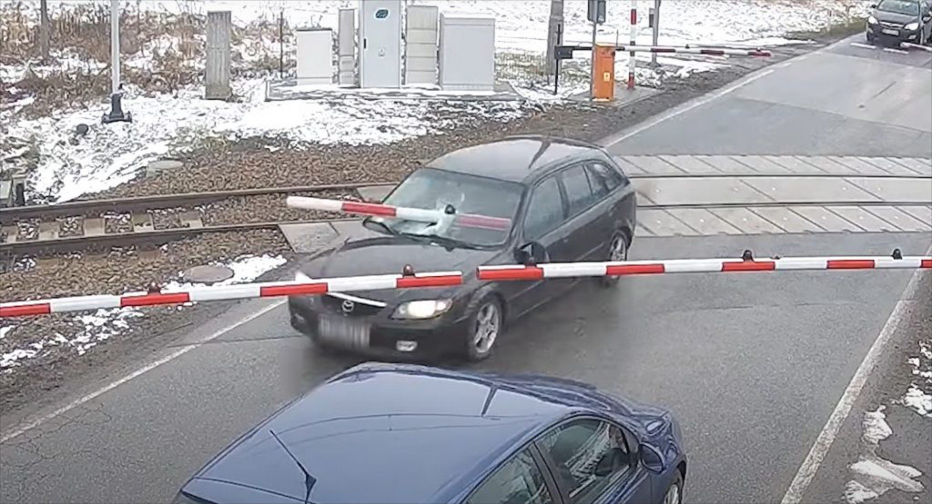 Μπάρα διάβασης τρένου περνά μέσα από παρμπρίζ αυτοκινήτου που εμπλέκεται σε καταδίωξη [Video]