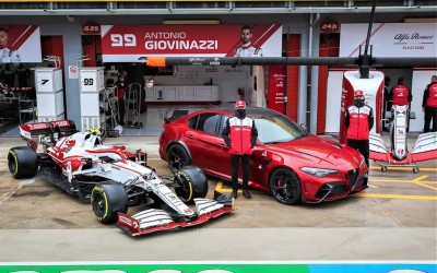 Οι Kimi Räikkönen και Antonio Giovinazzi καλωσορίζουν την Giulia GTAm στην Ίμολα