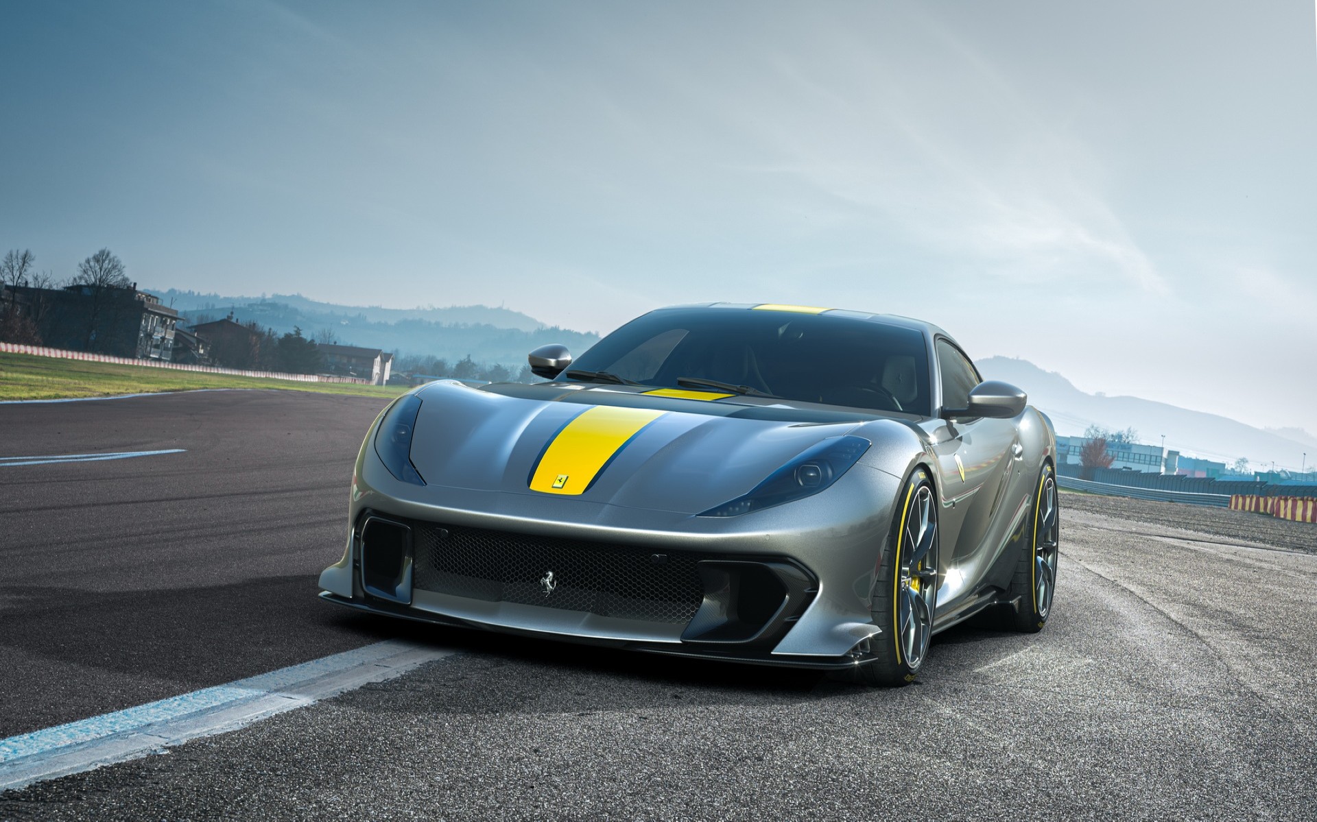 Η Ferrari 812 Competizione κρατάει ψηλά τη σημαία των ατμοσφαιρικών V12