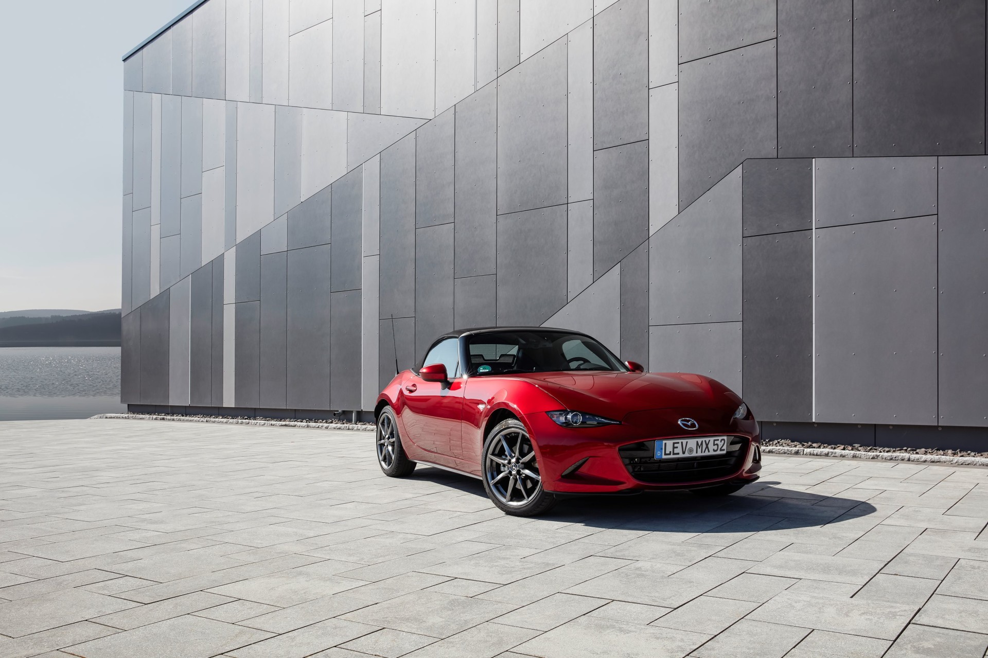 To Mazda MX-5 έχει κερδίσει τις καρδιές του κοινού αλλά και των δημοσιογράφων