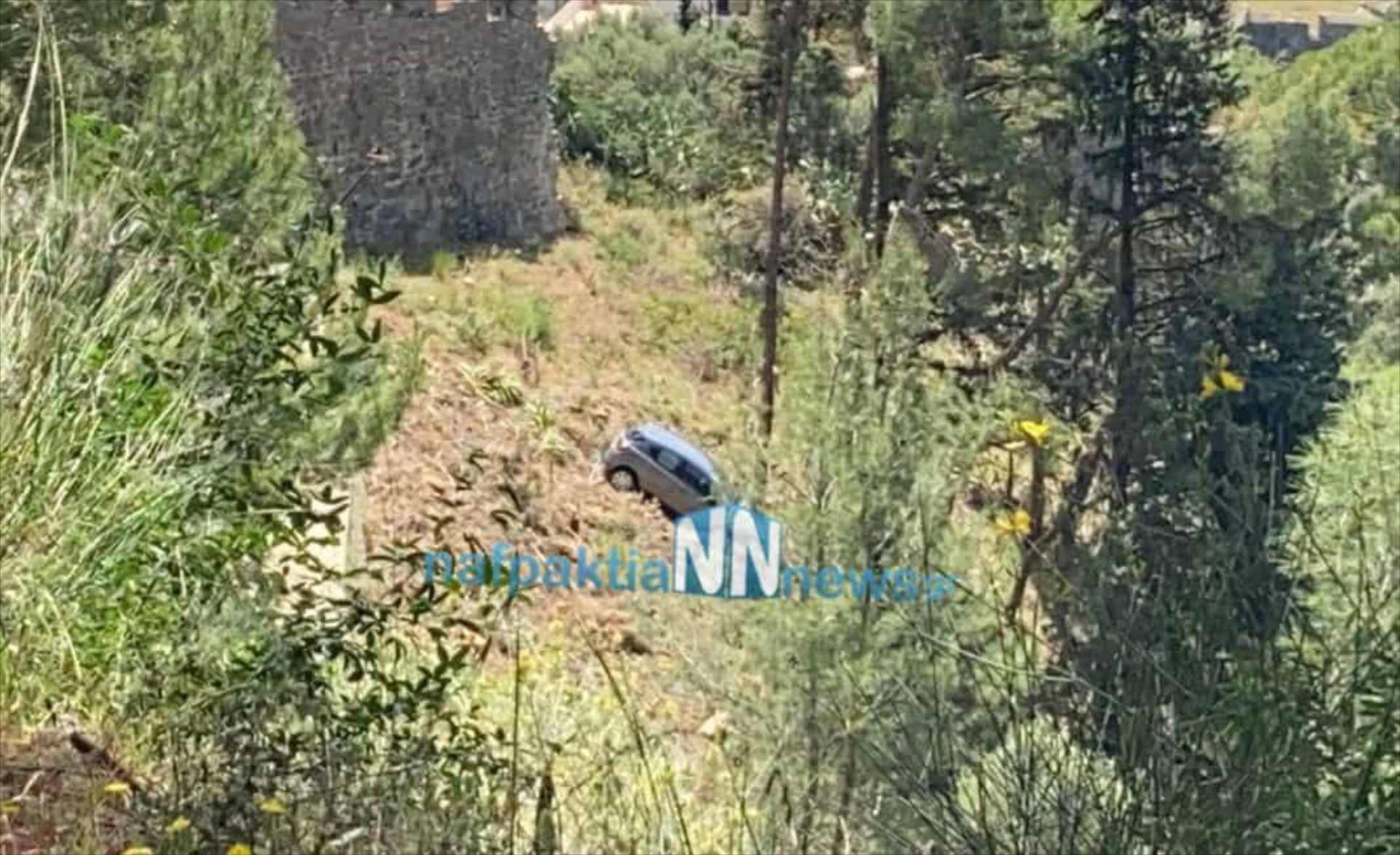 Ναύπακτος: Αυτοκίνητο έφυγε στο κενό (video)