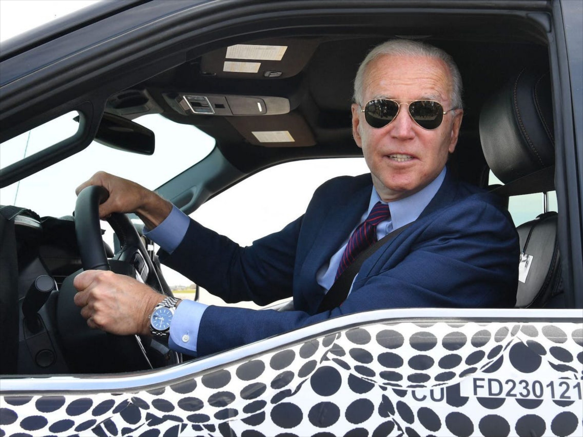 Ο πρόεδρος Joe Biden οδηγεί το ηλεκτρικό Ford F-150 Lightning [Video]