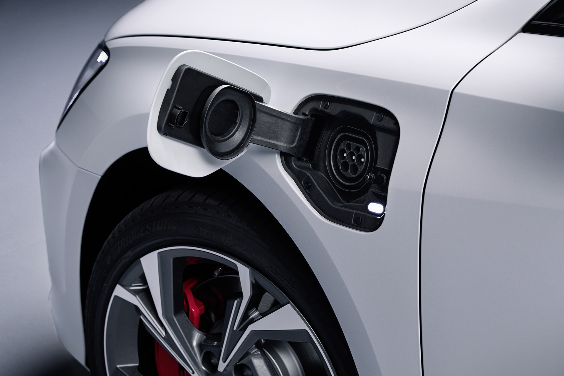 Ποια εταιρεία έχει δέκα plug-in μοντέλα στη γκάμα της;