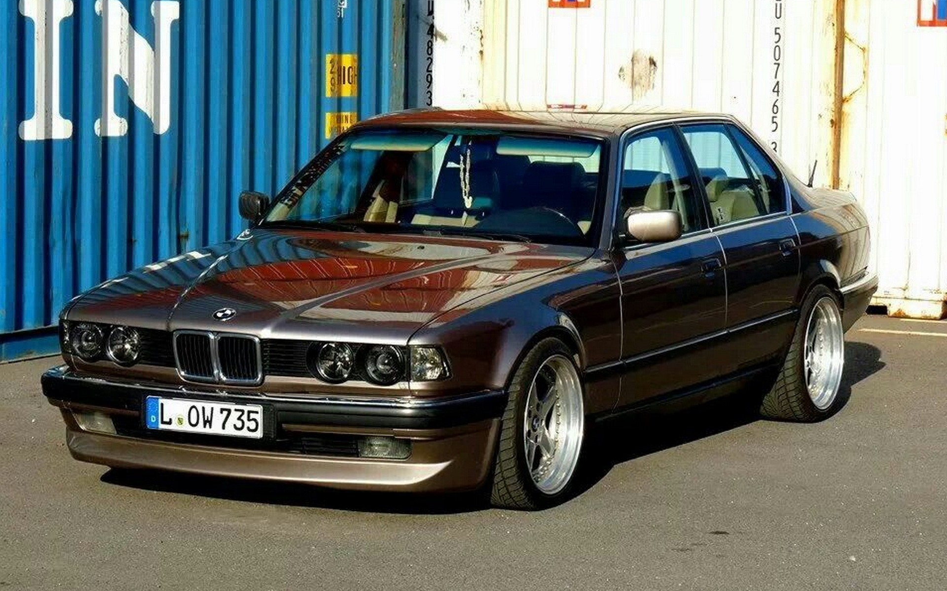 Video: Μια BMW 735i που ντριφτάρει στο χιόνι είναι το αντίδοτο στη μόδα των SUV