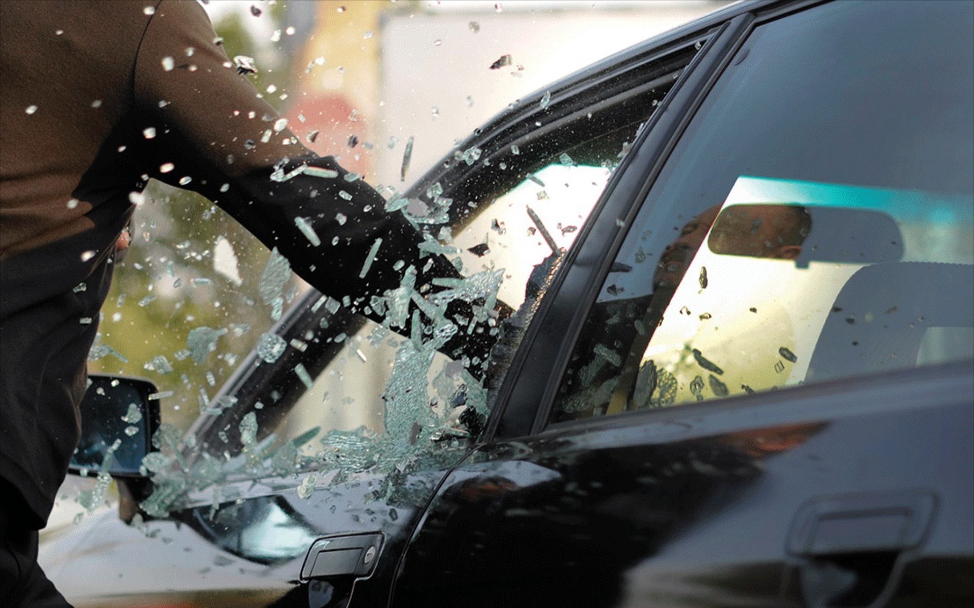 Συνελήφθησαν τέσσερις αλλοδαποί για κλοπές από σταθμευμένα οχήματα 