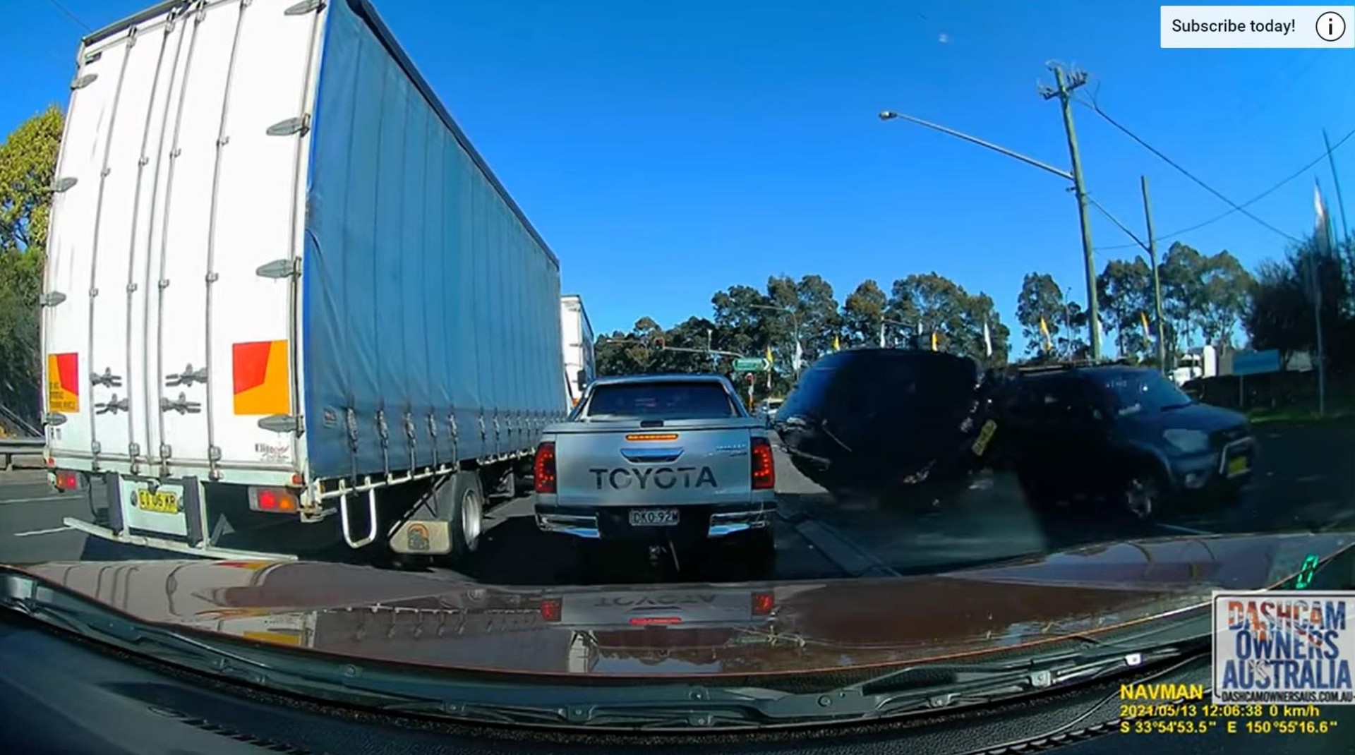 Corolla συγκρούεται με RAV4 και φέρνει τούμπες πάνω σε δύο άλλα αυτοκίνητα [Video]