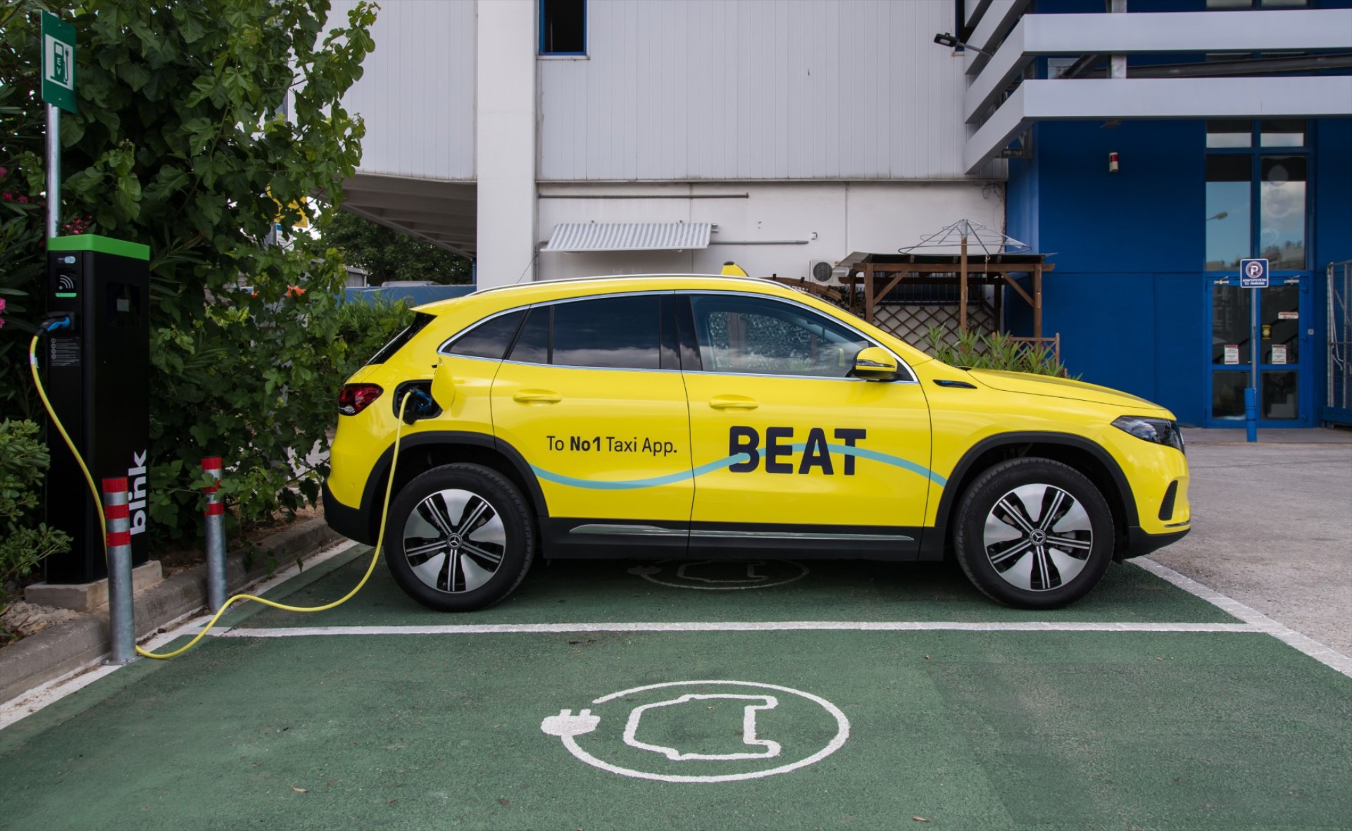 Η BEAT θέλει να «βάλει» στην πρίζα τα ταξί που συνεργάζονται μαζί της