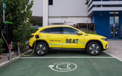 Η BEAT θέλει να «βάλει» στην πρίζα τα ταξί που συνεργάζονται μαζί της