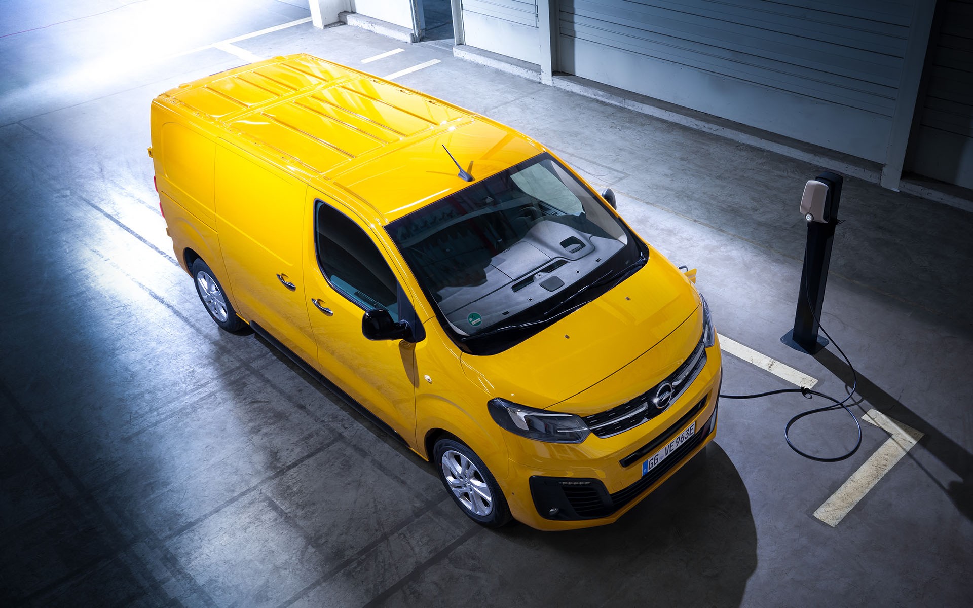 Στην κορυφή των Άλπεων με τα ηλεκτρικά van της Opel