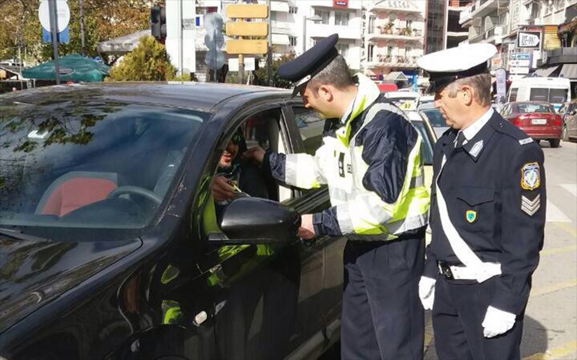Για αυξημένα μέτρα σε όλη την χώρα ενημερώνει η τροχαία, ενόψει του εορτασμού του Δεκαπενταύγουστου – Τι θα πρέπει να προσέξουν οι οδηγοί