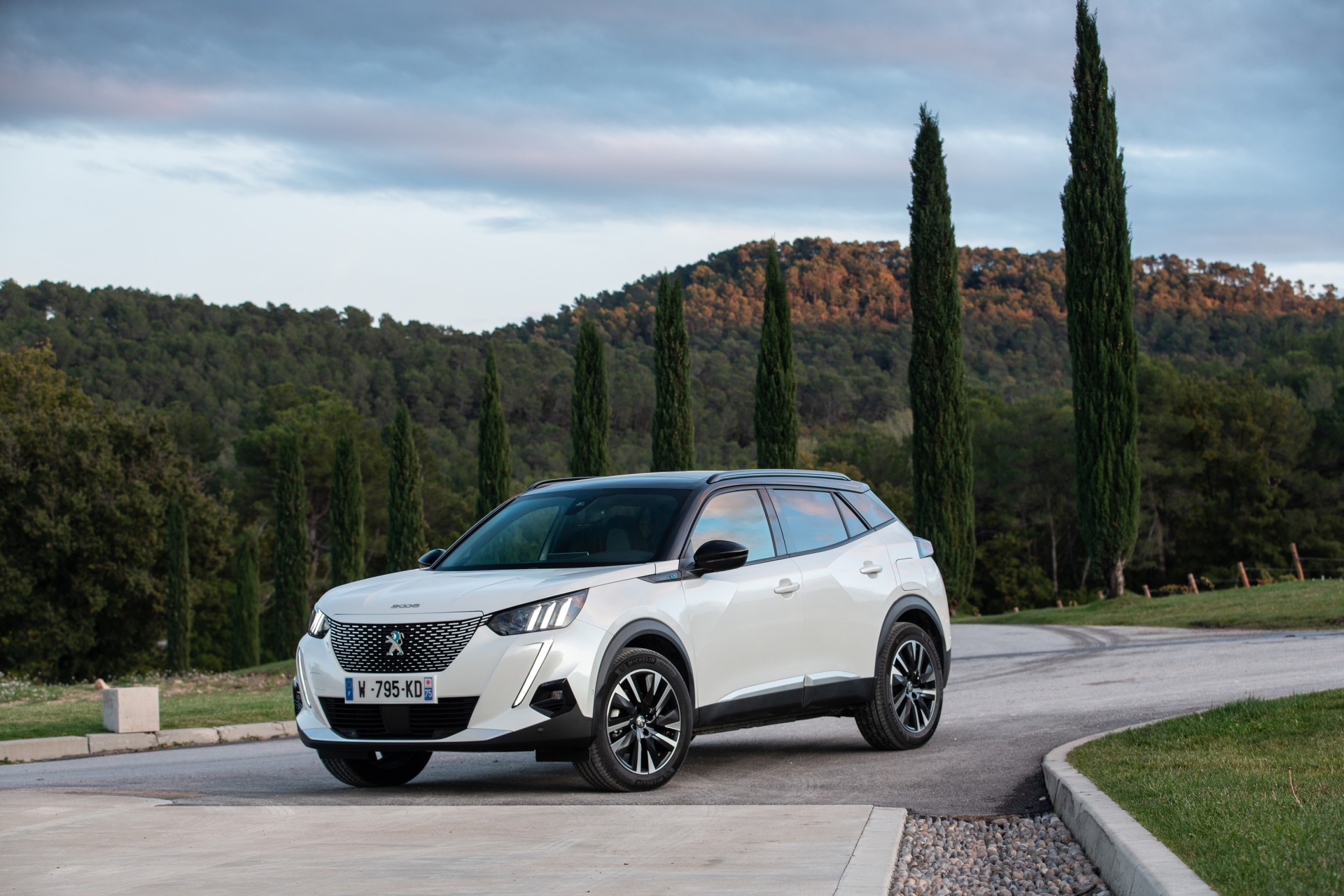Peugeot 2008: Δείτε αναλυτικά τιμές & εξοπλισμό για όλες τις εκδόσεις