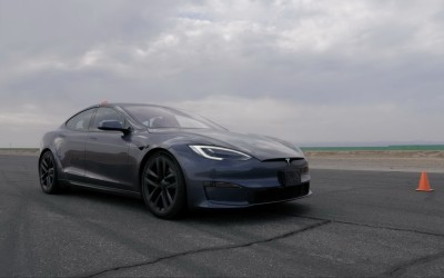 Το Tesla Model S Plaid εναντίον των δύο ταχύτερων μοτοσυκλετών στον κόσμο [Video]