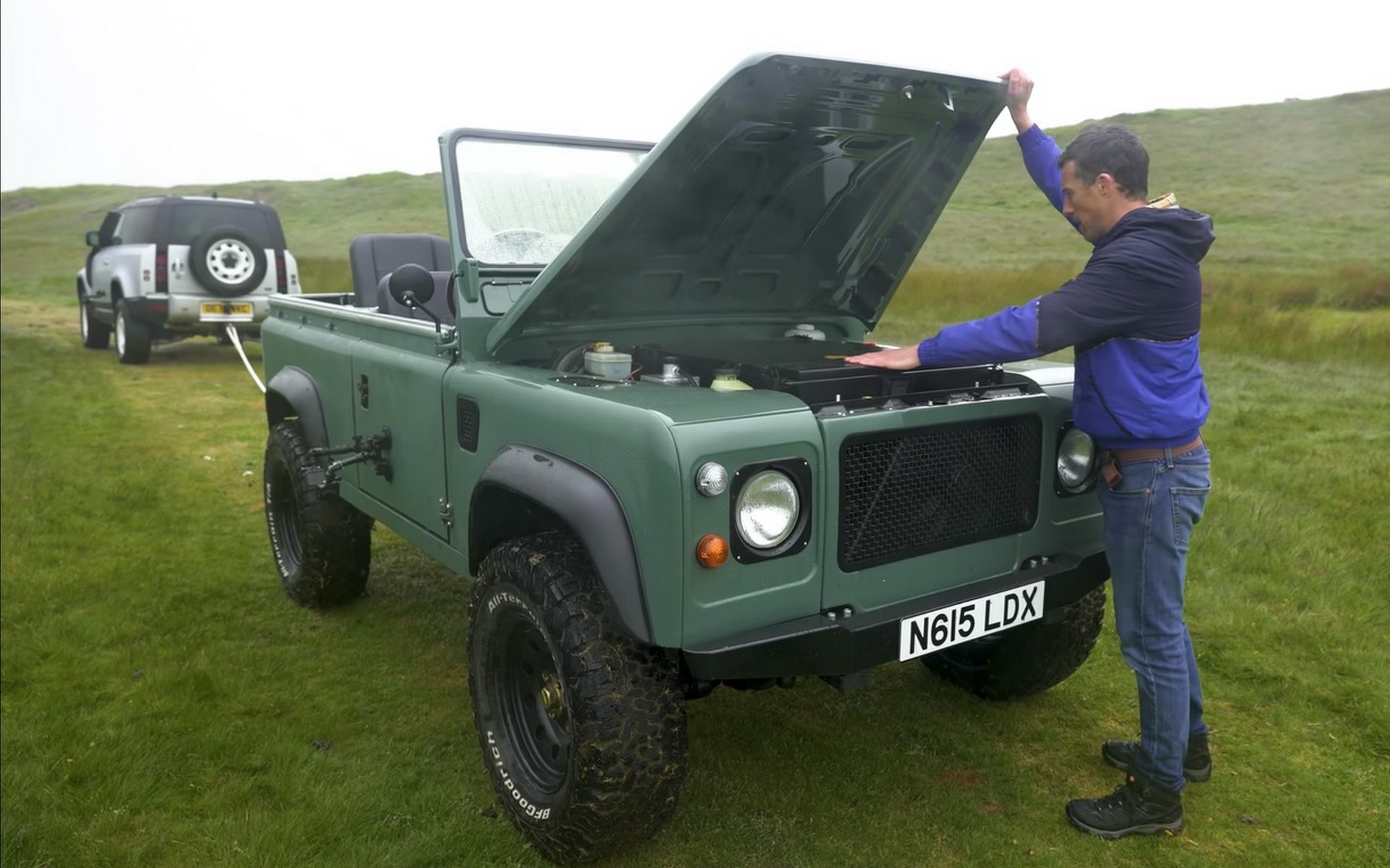 Δύο Land Rover αντιμέτωπα, το ένα ηλεκτρικό, το άλλο πετρελαιοκίνητο. Ποιο θα επικρατήσει; [Video]