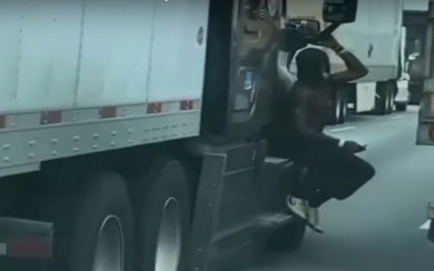 Κρεμόταν από το πλάι ενός φορτηγού πάνω στην εθνική οδό! [Video]