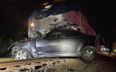 Τρένο διαλύει φορτηγό που μετέφερε αυτοκίνητα [Video]