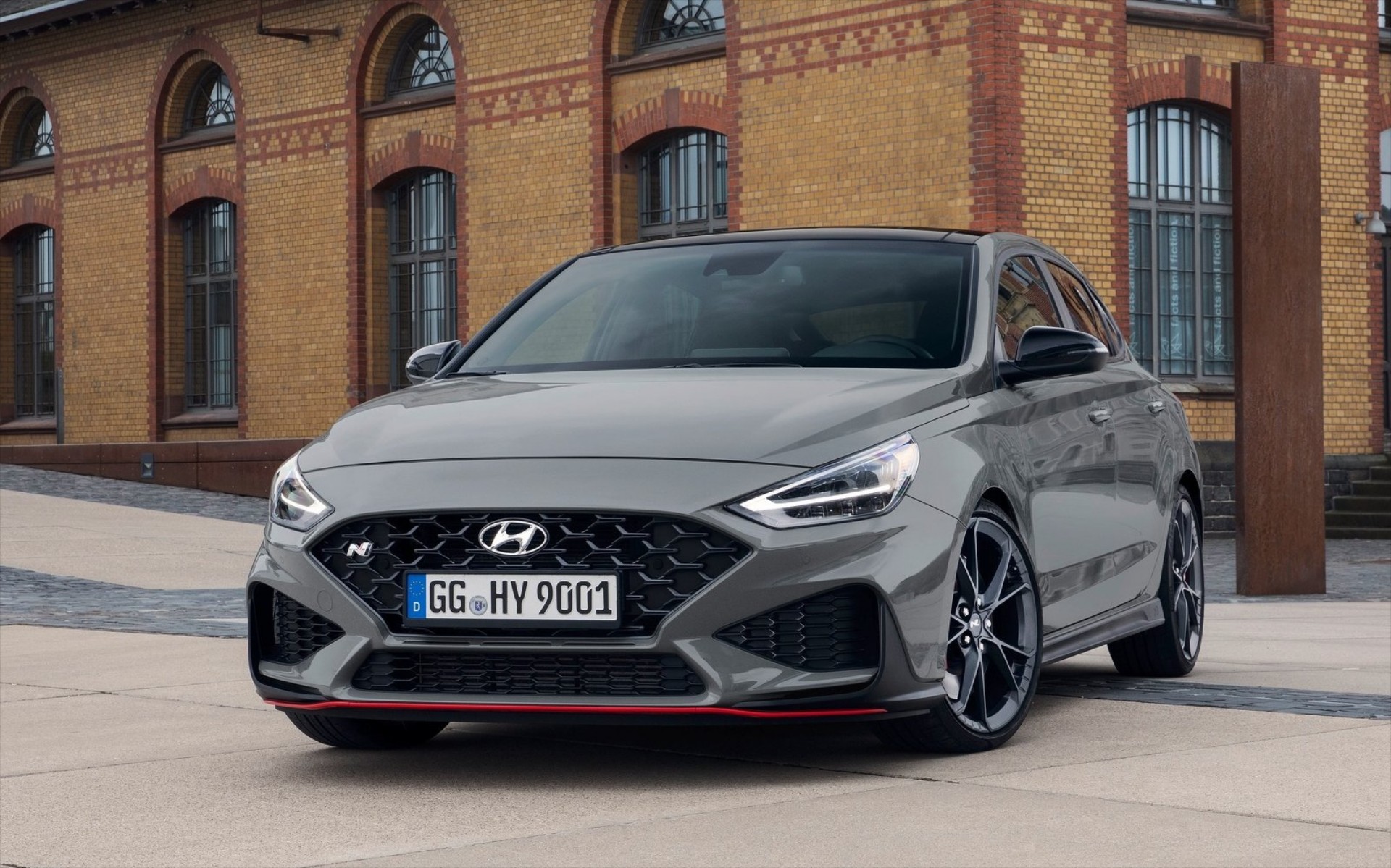 Πόσο πιο γρήγορο μπορεί να γίνει ένα αυτοκίνητο με slick ελαστικά; (video)